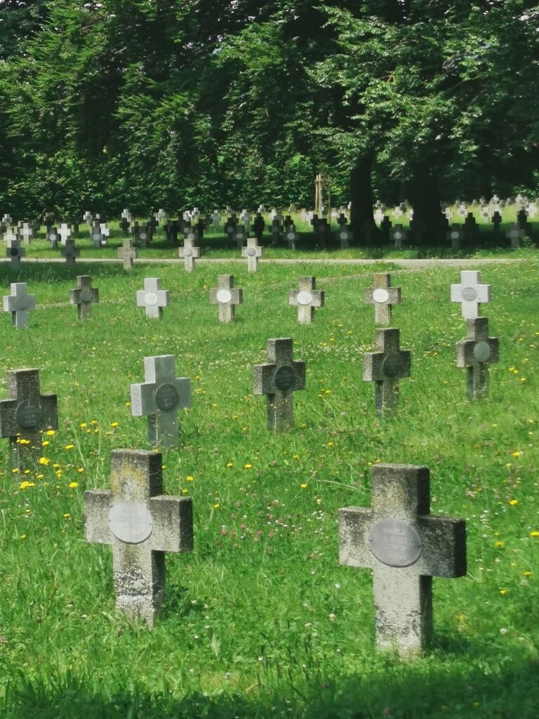 Wandern am Friedhof, als Vorbereitung auf den Hextrek 